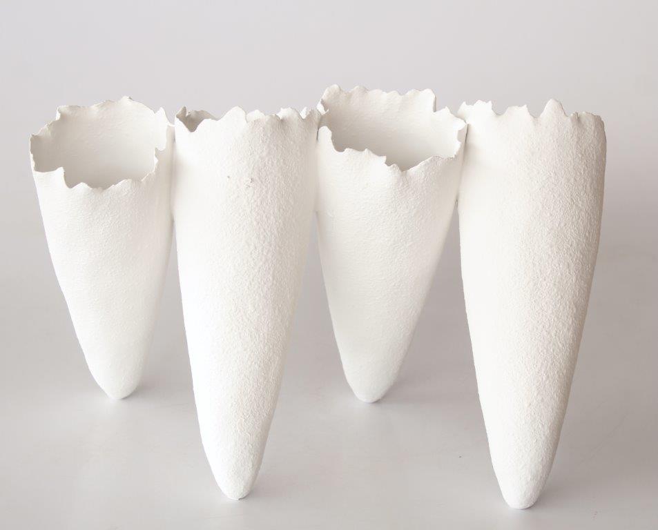 4 WHITE CERAMIC JOINED VASES AT ANGLE  19X31X10CM